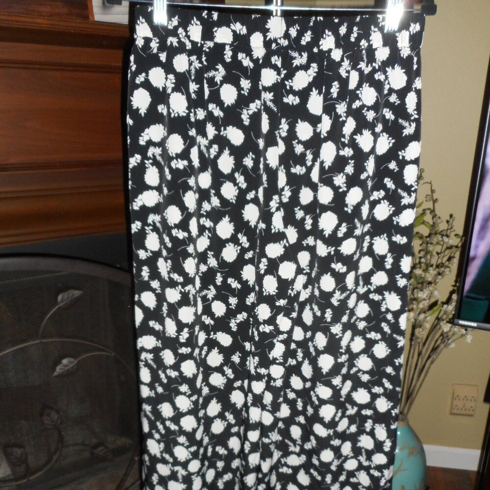 NWOT Vince Camuto black & white floral print flowy dress pants, size 6 - Picture 6 of 9